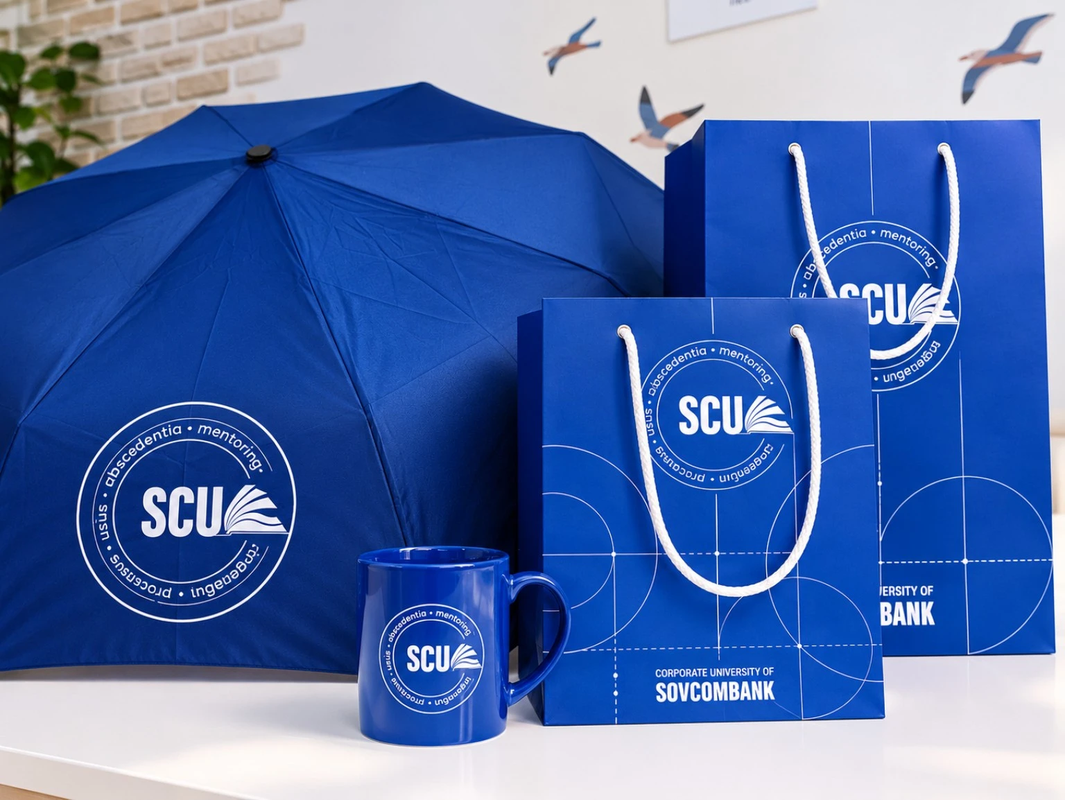Синий корпоративный комплект SCU: раскрытый зонт, кружка и фирменные пакеты