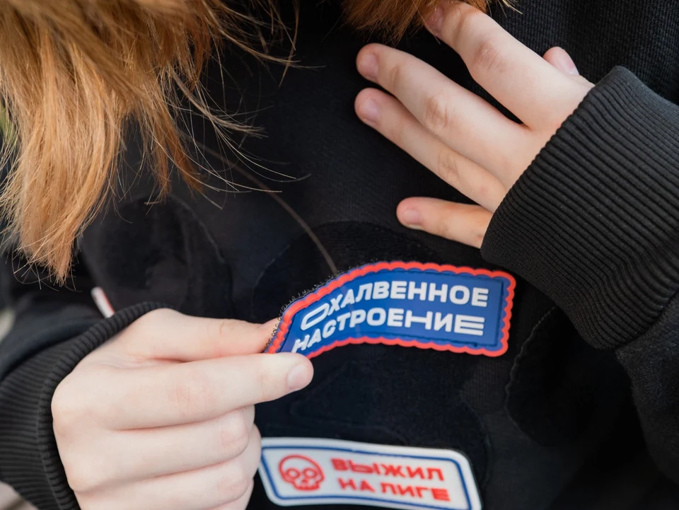Крупный план нашивок на тёмной одежде